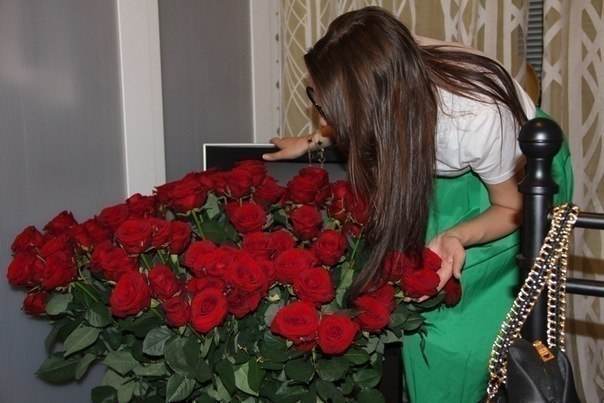 Парни, дарите девушкам цветы, а не слёзы.©