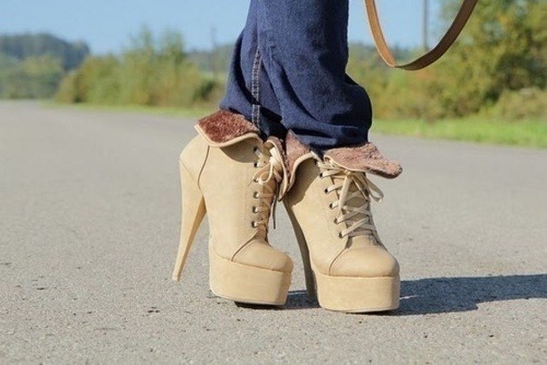 Девушка на высоких каблуках в экстренных ситуациях убежит быстрее, чем парень в кедах..©