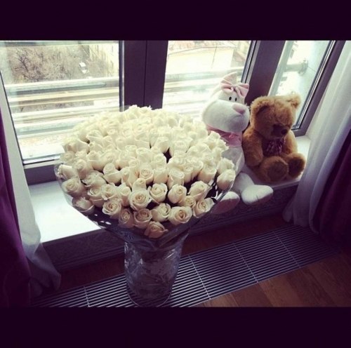 Парень подарил девушке 101 розу (100 настоящих и 1 одну искусственную)и сказал: "Я буду любить тебя,пока последняя не завянет.." .©