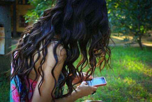 Экран мобильного телефона для девушек стал зеркалом..©