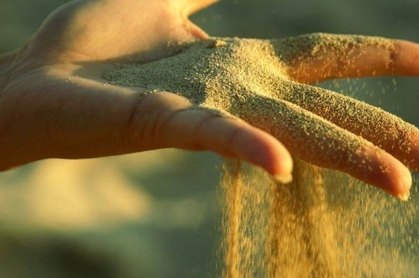 Любой вид взаимоотношений - как песок, который вы держите в руке. Держите свободно, в открытой руке - и песок остается в ней. В тот момент, когда вы сожмете крепко руку, песок начнет высыпаться сквозь ваши пальцы. Таким образом вы можете удержать немного песка, но большая часть просыплется. Во взаимоотношениях - точно так же. Относитесь к другому человеку и его свободе бережно и с уважением, оставаясь близкими. Но если сожмете слишком сильно и с претензией на обладание другим человеком - взаимоотношения испортятся и рассыплются.