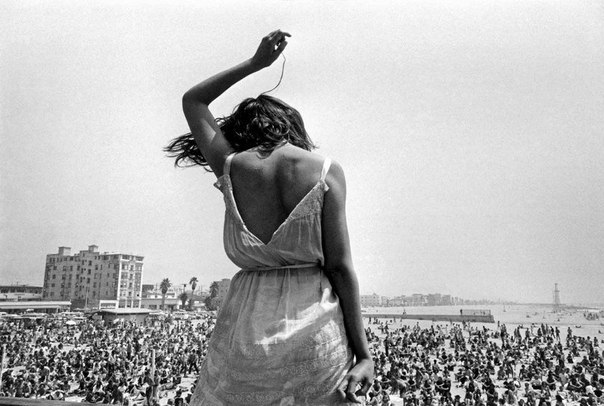 Девушка танцует на сцене рок фестиваля «Венис Бич»,1968 год. Фотография Денниса Стока