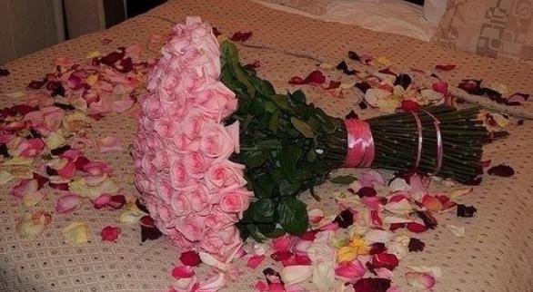 Хочу увидеть за дверью своей квартиры букет цветов и надпись на розовом листочке: "Вас кто-то очень, очень сильно любит"