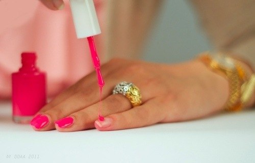 И только девушка может, за пять минут перед выходом из дома, начать красить ногти, лаком... :)))