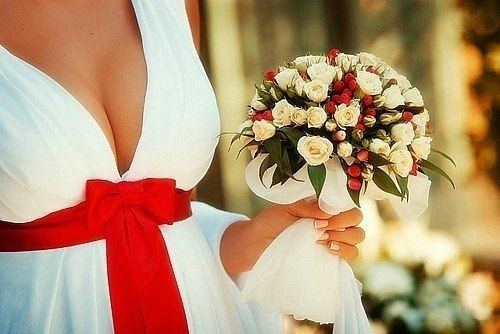 Свадебные традиции пора менять...Пусть теперь невеста вместо букета кидает подружкам неженатого мужика...