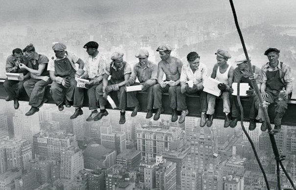 На фото изображены строители на 69 этаже Rockefeller Center в Нью-Йорке.