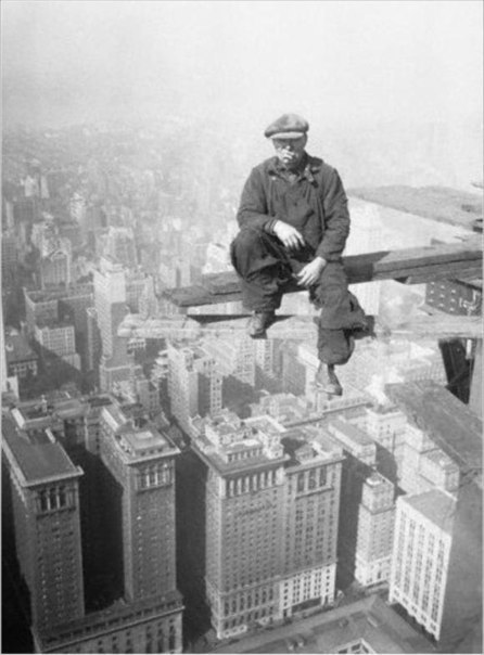 На фото изображены строители на 69 этаже Rockefeller Center в Нью-Йорке.