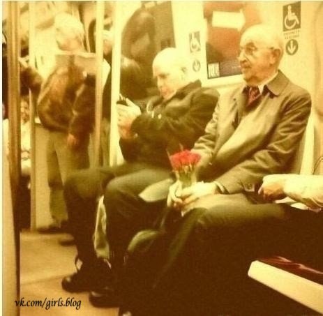 Ему уже 77 лет, а он все равно покупает цветы любимой каждый понедельник.
