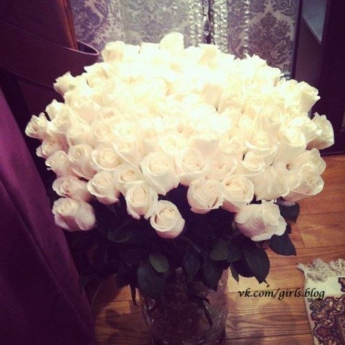 - Дорогая, ты прекрасна, как эти цветы! 