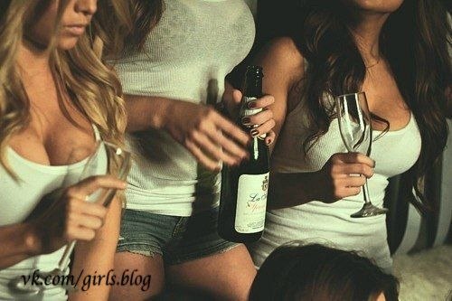 Девичник — это когда собираются одни только девушки, выпивают и едут туда, где предположительно могут быть мужчины.