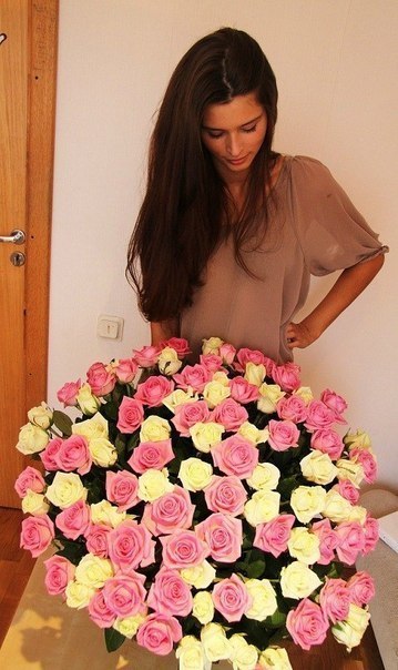 Согласитесь, ведь девушка с букетом цветов намного красивее, чем с сигаретой в руках.©