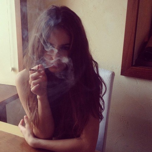 Настоящая девушка должна пахнуть цветами и духами, а не сигаретами и алкоголем