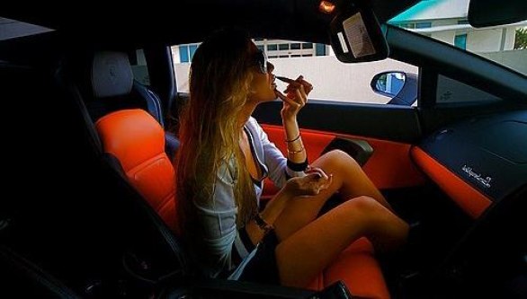 Плачет девушка на стоянке, cидя в новеньком BMW, вся в слезах и губной помадке - три педальки, а ножки - две :)